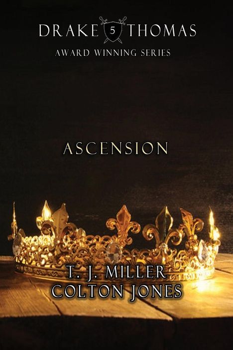 „DRAKE THOMAS“, „AWARD WINNING SERIES“, „ASCENSION“, „T. J. MILLER“, „COLTON JONES“. Eine goldene Krone auf Holz.