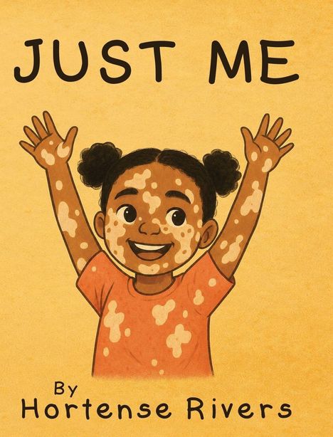 "JUST ME" steht oben. Unten "By Hortense Rivers". Illustration: Fröhliches Kind mit Vitiligo, hebt die Arme, gelbes Shirt.