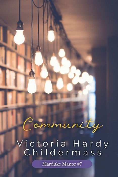 „Community“, „Victoria Hardy Childermass“, „Marduke Manor #7“, Glühbirnen, Bücherregal im unscharfen Hintergrund.