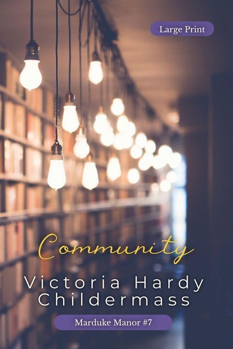 Text: "Large Print", "Community", "Victoria Hardy Childermass", "Marduke Manor #7". Bücherregal und hängende Glühbirnen im Hintergrund.