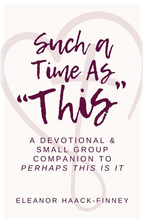 "Such a Time As 'This'". Ein Text im kalligraphischen Stil, darunter kleinere Schrift. Ein Herzsymbol im Hintergrund.