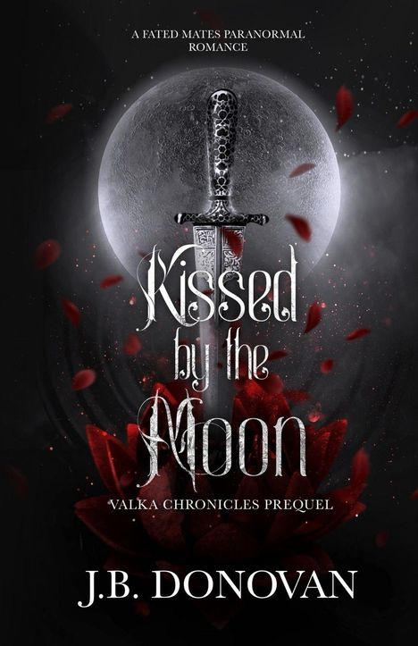 „Kissed by the Moon. Valka Chronicles Prequel“. Schwert vor Vollmond, rote Blütenblätter, düstere Atmosphäre.