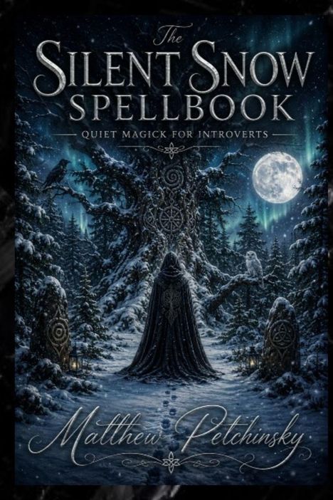 "The Silent Snow Spellbook: Quiet Magick for Introverts" von Matthew Pelchinsky. Ein Wald unter Vollmond, Kapuzengestalt.