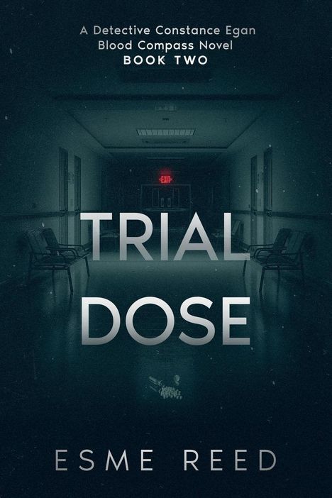 "Trial Dose" von Esme Reed; düsterer Flur mit leeren Stühlen, ein EXIT-Schild im Hintergrund.