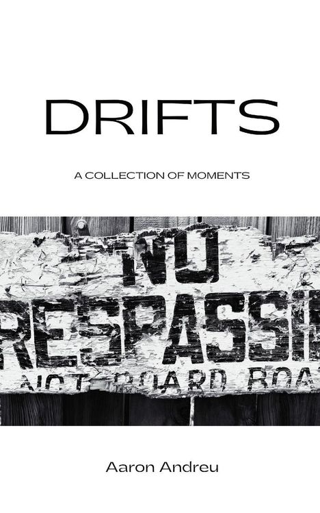 "DRIFTS", "A COLLECTION OF MOMENTS", und "Aaron Andreu". Ein altes, abgeblättertes "NO TRESPASSING"-Schild.