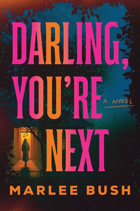 „DARLING, YOU’RE NEXT” in großen, farbigen Buchstaben. Unten ein beleuchteter Hauseingang mit einer stehenden Person.
