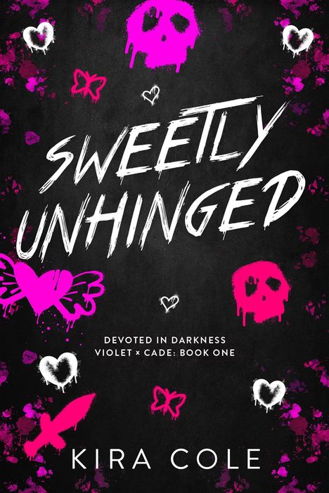 "SWEETLY UNHINGED" in kräftigen Buchstaben, daneben pinke Schädel, Herzen und Schmetterlinge auf dunklem Hintergrund.