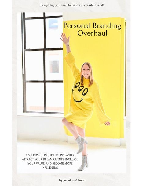 "Everything you need to build a successful brand! Personal Branding Overhaul. Frau in gelbem Kleid mit Smiley, hebt ein Bein."
