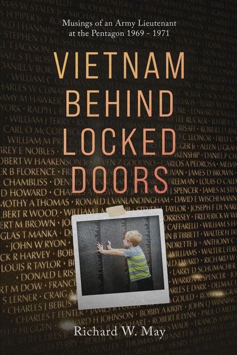 "Vietnam Behind Locked Doors" von Richard W. May. Polaroid eines Kindes, das eine Wand mit Namen berührt.
