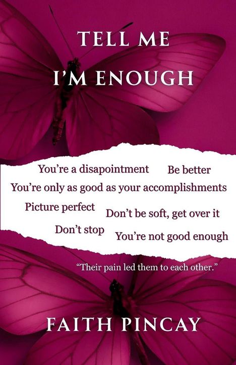 „TELL ME I'M ENOUGH“ und „FAITH PINCAY“ über rosa Schmetterling, Textfetzen mit negativen Aussagen.