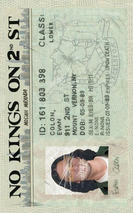 "NO KINGS ON 2ND ST", ID mit Name, Adresse, Geburtsdatum. Gesicht des Ausweisinhalters ist durch Striche übermalt.