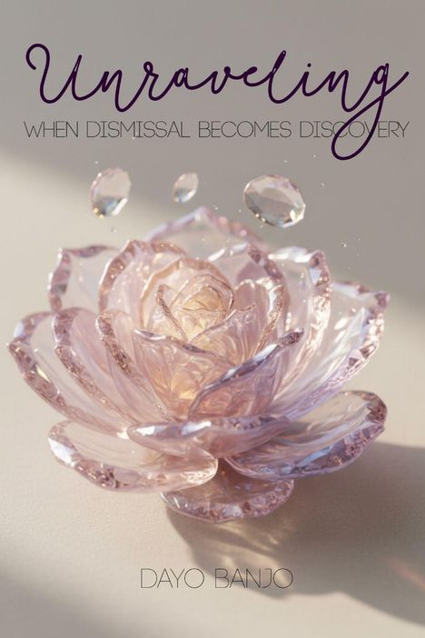 „Unraveling: When Dismissal Becomes Discovery“ von Dayo Banjo. Eine Blume aus Glas, schwebende Kristalltropfen.