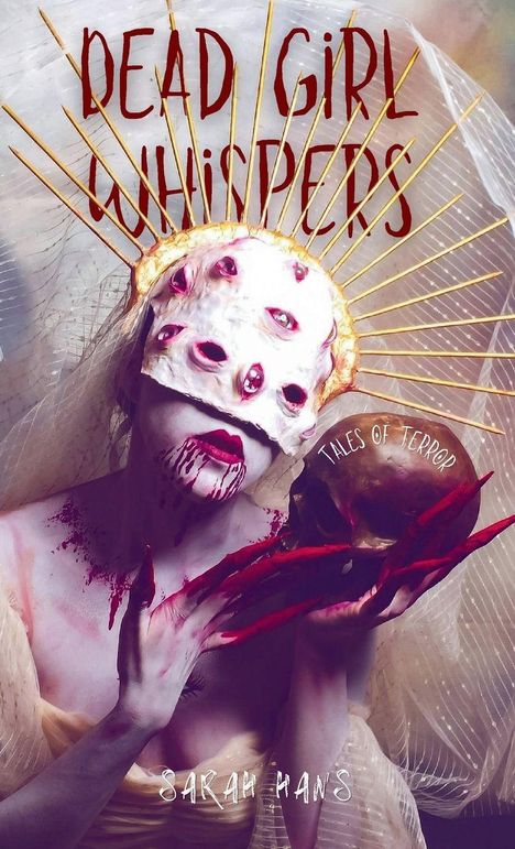 "DEAD GIRL WHISPERS", "TALES OF TERROR", "SARAH HANS". Eine Figur mit Maske und vielen Augen, blutigen Lippen und goldenen Strahlen.