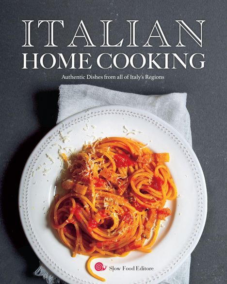 "ITALIAN HOME COOKING: Authentic Dishes from Italy's Regions" erscheint über einem Teller Spaghetti mit Soße.