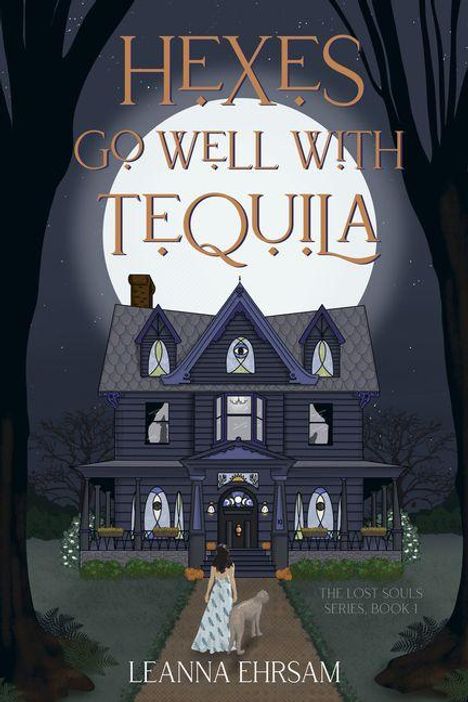 „HEXES GO WELL WITH TEQUILA“ in orange Schrift vor Vollmond. Eine Frau und ein Hund vor einem viktorianischen Haus.