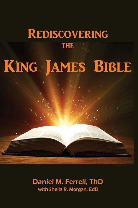 "Rediscovering the King James Bible" von Daniel M. Ferrell, ThD, und Sheila R. Morgan, EdD. Offenes Buch mit strahlendem Licht.