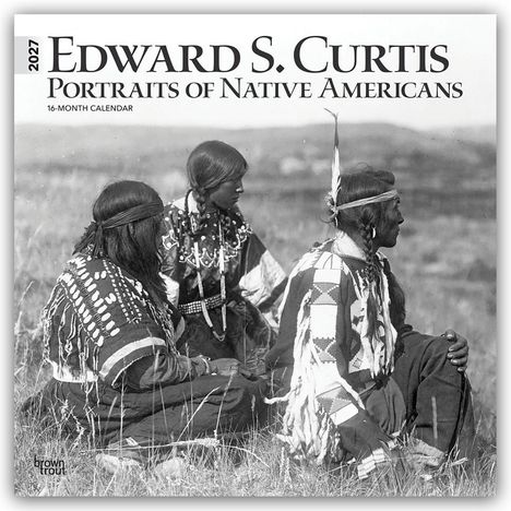 „2027 Edward S. Curtis Portraits of Native Americans. 16-Month Calendar.“ Drei sitzende Personen in traditioneller Kleidung.