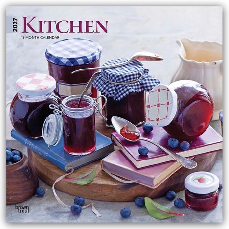 „2027 Kitchen“ und „16-Month Calendar“. Marmeladengläser auf Büchern, Löffel, Heidelbeeren und Krug auf Holzbrett.