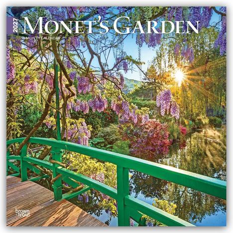 2024 Monet's Garden Kalender. Eine grüne Brücke umgeben von blühenden lila Blumen und Sonnenlicht im Hintergrund.