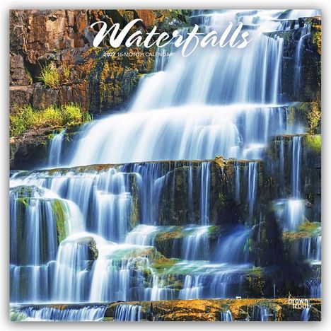 „Waterfalls 2022 16-Month Calendar“. Fließendes Wasser über treppenartige Felsen, umrahmt von Vegetation.