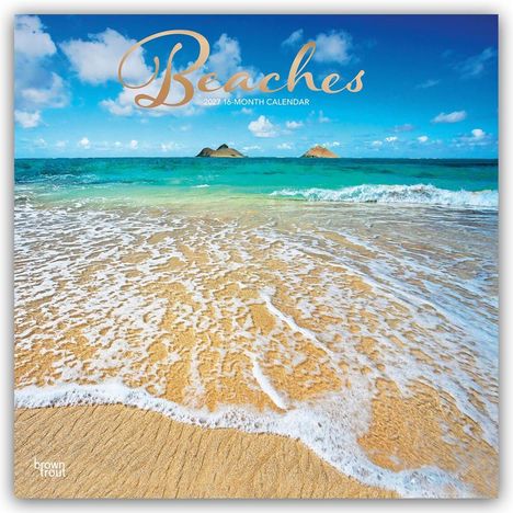 Text: Beaches, 2027 16-Month Calendar. Ein Strand mit türkisfarbenem Wasser, Wellen, und zwei Inseln im Hintergrund.