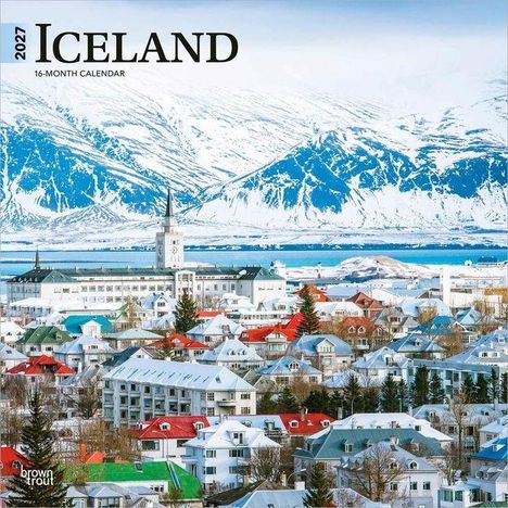 2027 Iceland Kalender. Schneebedeckte Berge, Küstenstadt mit bunten Häusern und Kirche im Vordergrund.