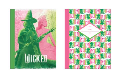 Links: "WICKED" in Weiß über grünem Hintergrund, zeigt zwei Figuren. Rechts: Rosa Muster mit Feldern für "Name", "Class", "Year".