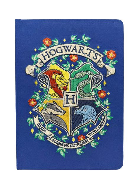 "HOGWARTS" und "DRACO DORMIENS NUNQUAM TITILLANDUS" zeigt ein Wappen mit Löwe, Schlange, Dachs, Adler in bunten Feldern.