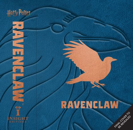 "Ravenclaw" steht zweimal in kupferner Schrift, mit einem fliegenden Vogel auf dunkelblauem Hintergrund als Logo.