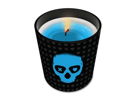 Keine erkennbaren Texte. Eine schwarze Kerze mit blauer Flamme, darauf ein blaues Totenkopf-Logo mit X- und Herzaugen.