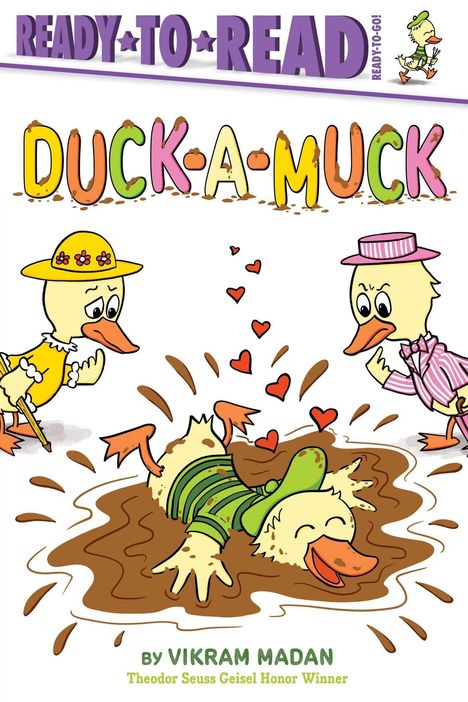 "DUCK-A-MUCK" in bunten Buchstaben. Zwei Enten in Kleidung beobachten fröhlich eine dritte Ente in einer Matschpfütze.