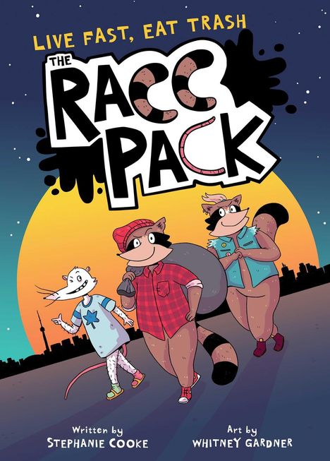 Oben steht „Live Fast, Eat Trash“. Darunter der Titel „The Raccoon Pack“. Drei cartoonartige Waschbären laufen fröhlich.