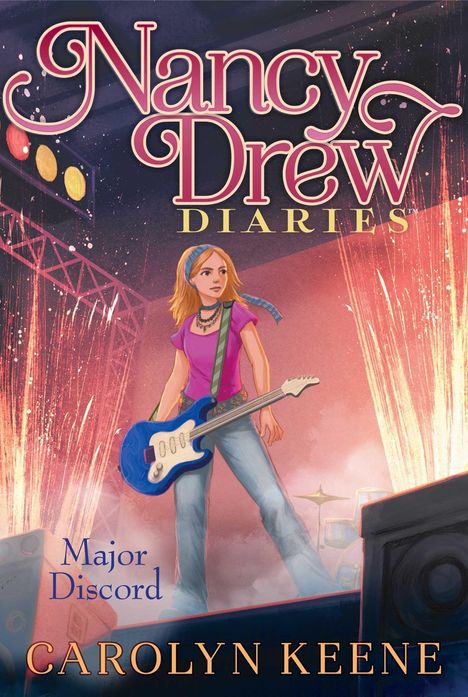 Text: „Nancy Drew Diaries: Major Discord, Carolyn Keene“. Illustration: Frau mit E-Gitarre auf Bühne, bunte Lichter und Feuerwerk.