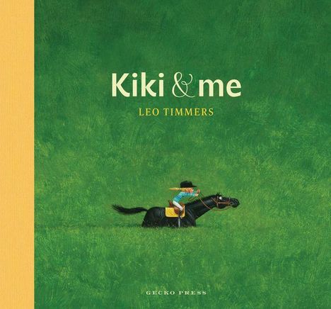 „Kiki & me“, Leo Timmers. Ein Kind reitet auf einem schwarzen Pferd über eine grüne Wiese.