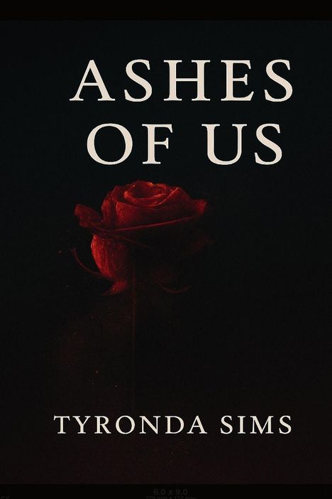 Text: "ASHES OF US" und "TYRONDA SIMS". Eine rote Rose auf dunklem Hintergrund. Buchcover-Design.