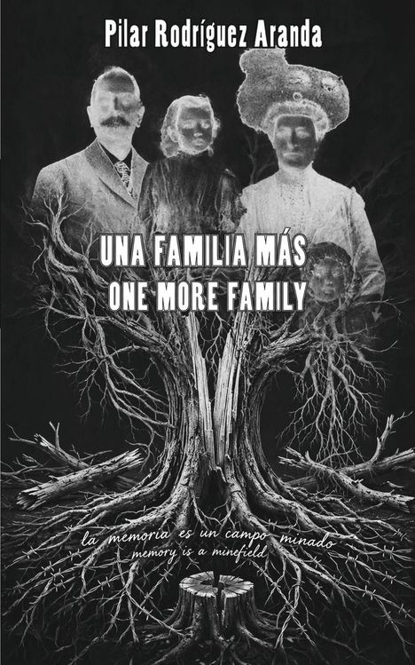Text: "UNA FAMILIA MÁS ONE MORE FAMILY" "la memoria es un campo minado memory is a minefield" Name oben. Darunter alte Familienfoto.