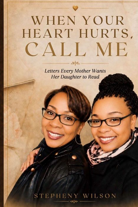 "WHEN YOUR HEART HURTS, CALL ME" ist der Text. Zwei lächelnde Frauen, beide mit Brillen, umarmen sich herzlich.