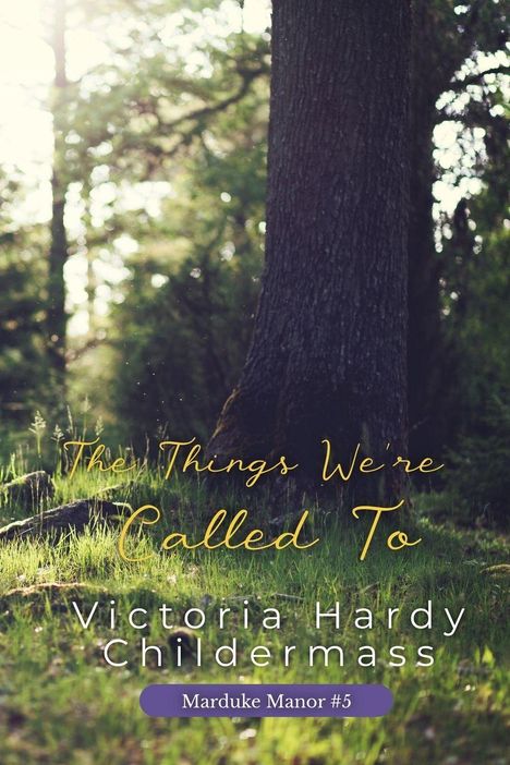 Der Text lautet: „The Things We're Called To, Victoria Hardy Childermass, Marduke Manor #5“. Eine Waldszene bei Sonnenlicht.