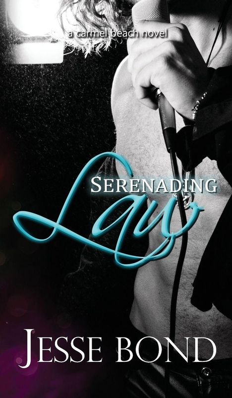 "Serenading Law", ein "carmel beach novel" von Jesse Bond. Ein Mikrofon wird von einer Person mit nacktem Oberkörper gehalten.