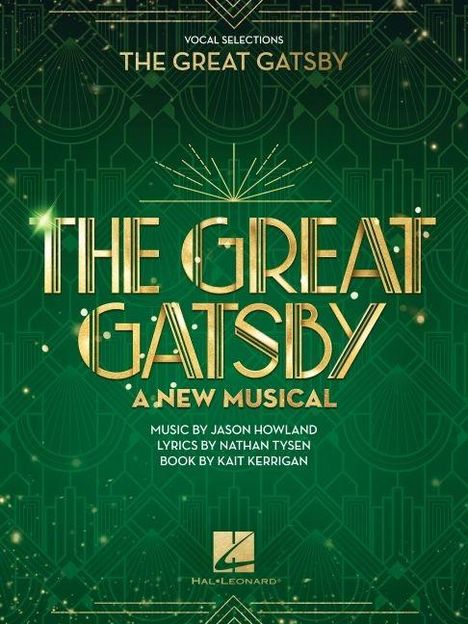 "The Great Gatsby: A New Musical" in goldener Schrift auf grünem, geometrischem Hintergrund. Namen von Jason Howland, Nathan Tysen, Kait Kerrigan.