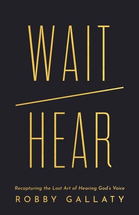 "WAIT HEAR" in Gold auf dunklem Hintergrund. Untertitel: "Recapturing the Lost Art of Hearing God's Voice" von Robby Gallaty.