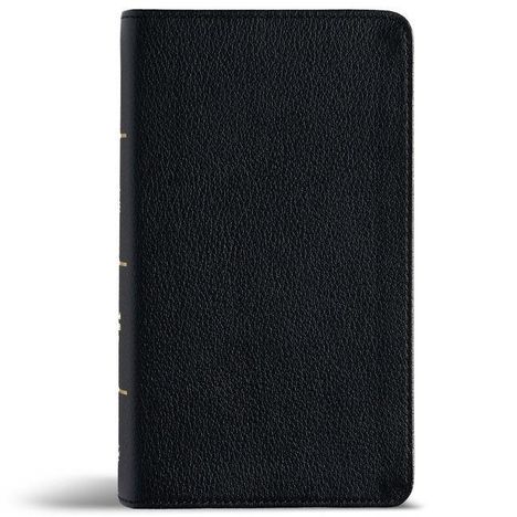 Ein schwarzes, strukturiertes Etui oder Buch, geschlossen, mit glattem, leicht glänzendem Material.