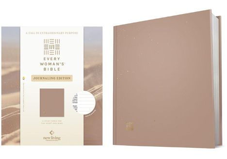 Text: "Every Woman's Bible", "Journaling Edition", "New Living Translation". Links sandige Hintergrund, rechts beige Einband.