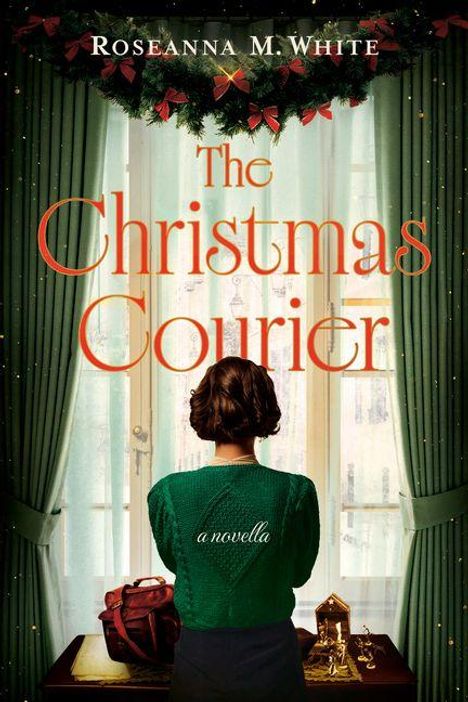"The Christmas Courier" und "a novella". Eine Frau steht vor einem Fenster mit grünen Vorhängen und Weihnachtsdekoration.