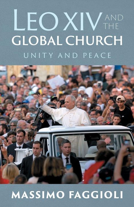 "LEO XIV AND THE GLOBAL CHURCH: UNITY AND PEACE", Massimo Faggioli. Ein Mann im Papstgewand grüßt Menschenmenge aus Fahrzeug.
