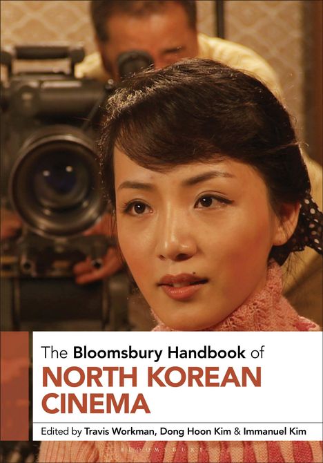 "The Bloomsbury Handbook of North Korean Cinema." Eine Frau in einem rosa Pullover mit einer Kamera im Hintergrund.