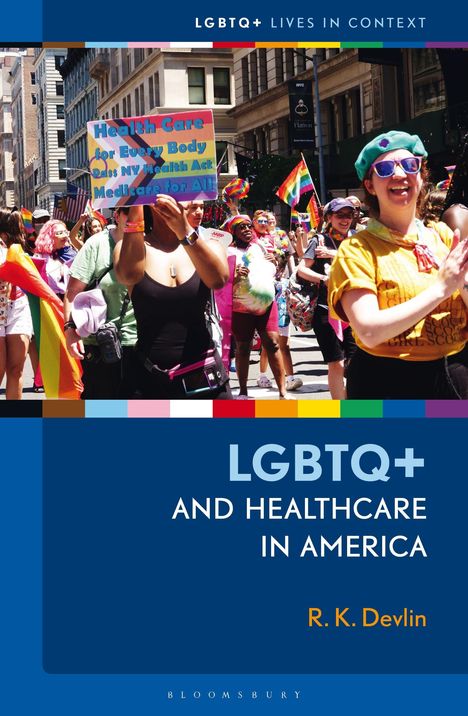 Titel: LGBTQ+ and Healthcare in America. Menschen auf einer Parade halten Schilder, tragen Regenbogenflaggen.