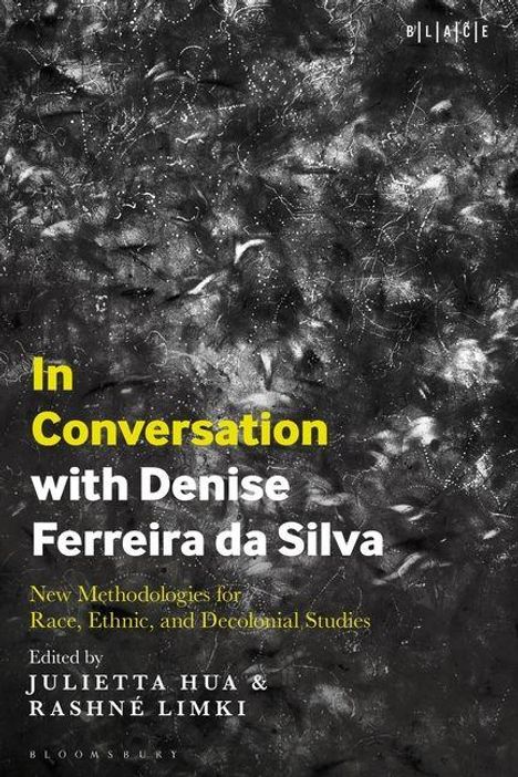 Text: "In Conversation with Denise Ferreira da Silva. New Methodologies for Race, Ethnic, and Decolonial Studies." Dunkles, abstraktes Muster im Hintergrund.