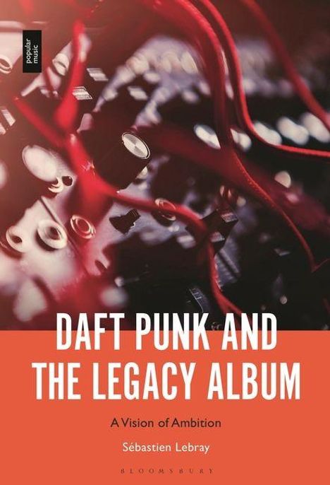 „DAFT PUNK AND THE LEGACY ALBUM“, rote Kabel und verschwommene technische Geräte im Hintergrund.