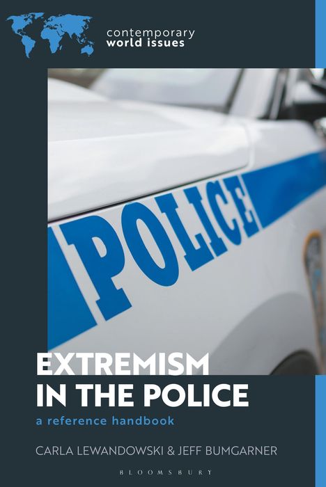 "Extremism in the Police: A Reference Handbook" von Carla Lewandowski & Jeff Bumgarner, mit einem Polizei-Auto im Hintergrund.
